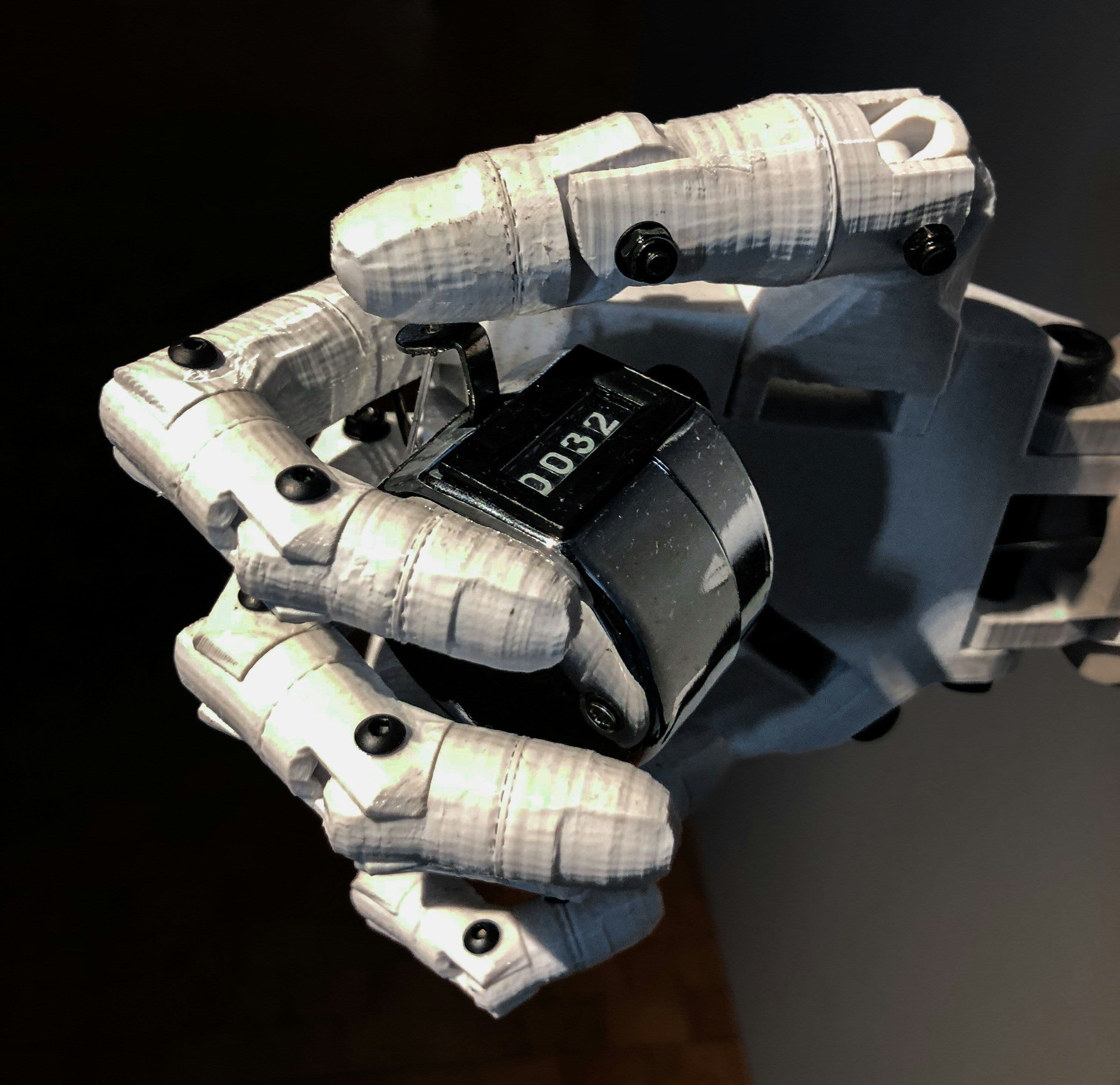 Roboterhand greift nach einem mechanischen Zählwerk als Symbol für kontrollierten KI-Zugriff